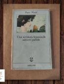 UNA SCRITTURA FEMMINILE AZZURRO PALLIDO